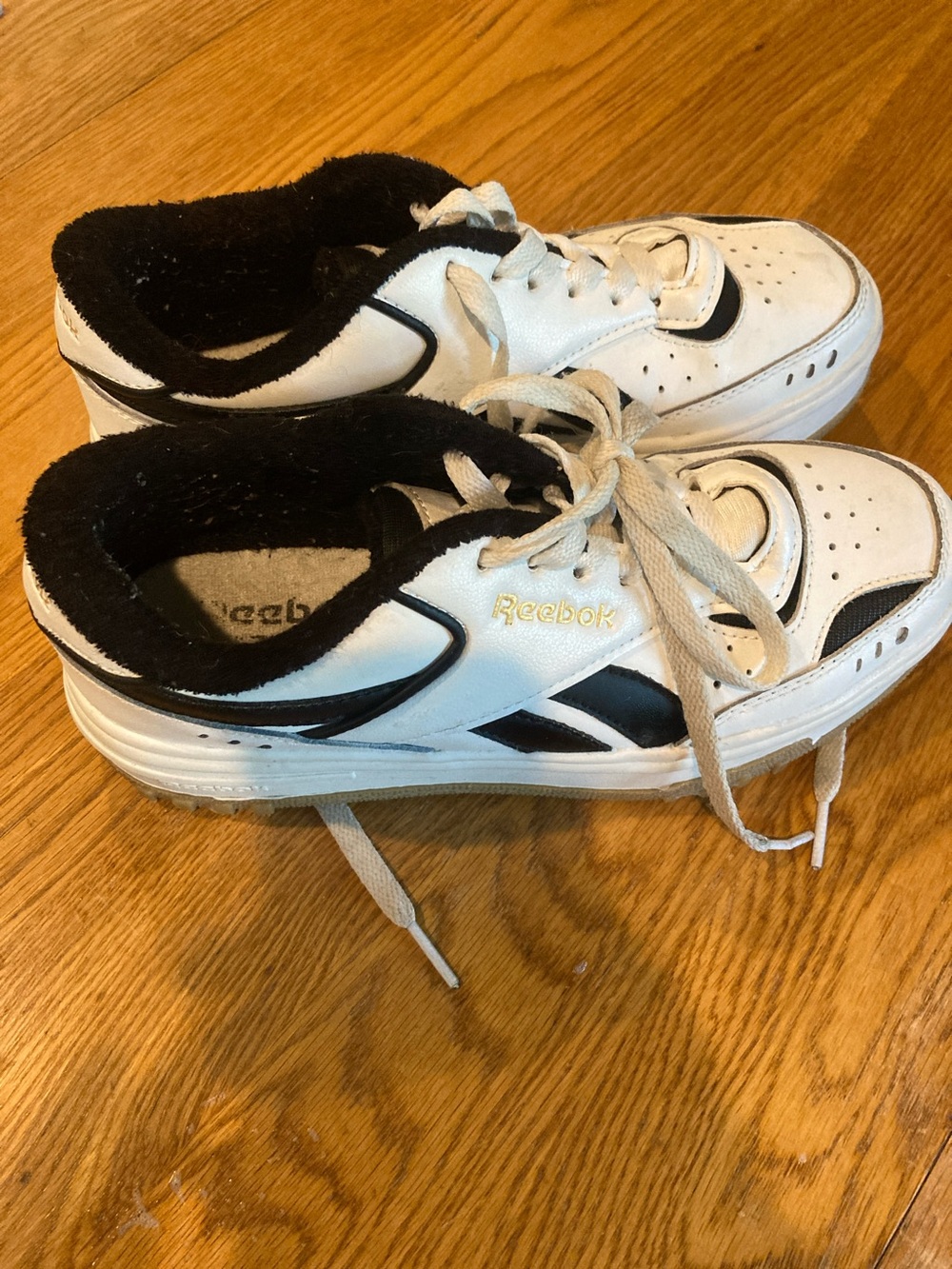 Reebok size 6 black and white galaxy 11 sneakers great condition